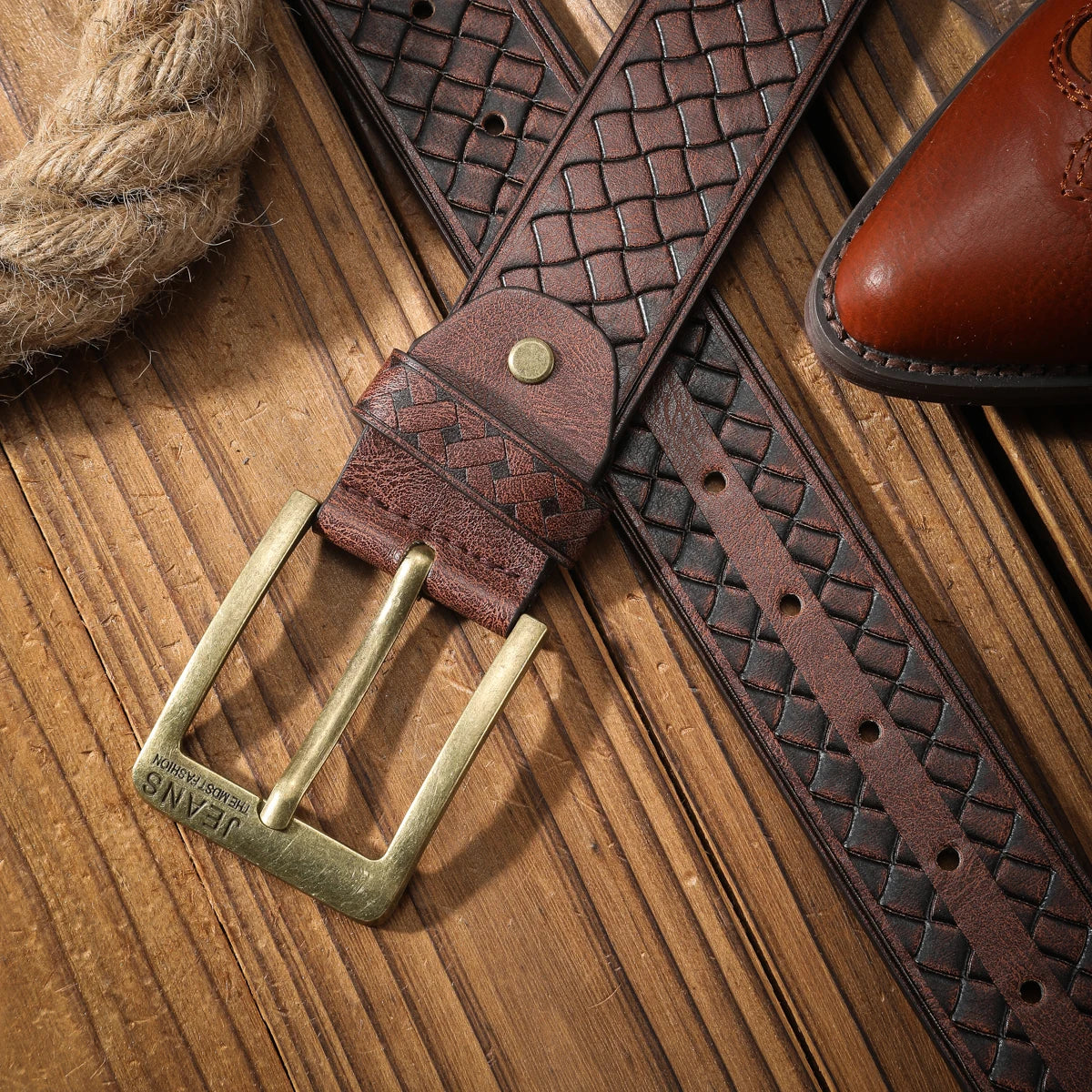 A classic retro PU material embossed belt metal plate buckle head men and women the same daily casual delivery punch nails