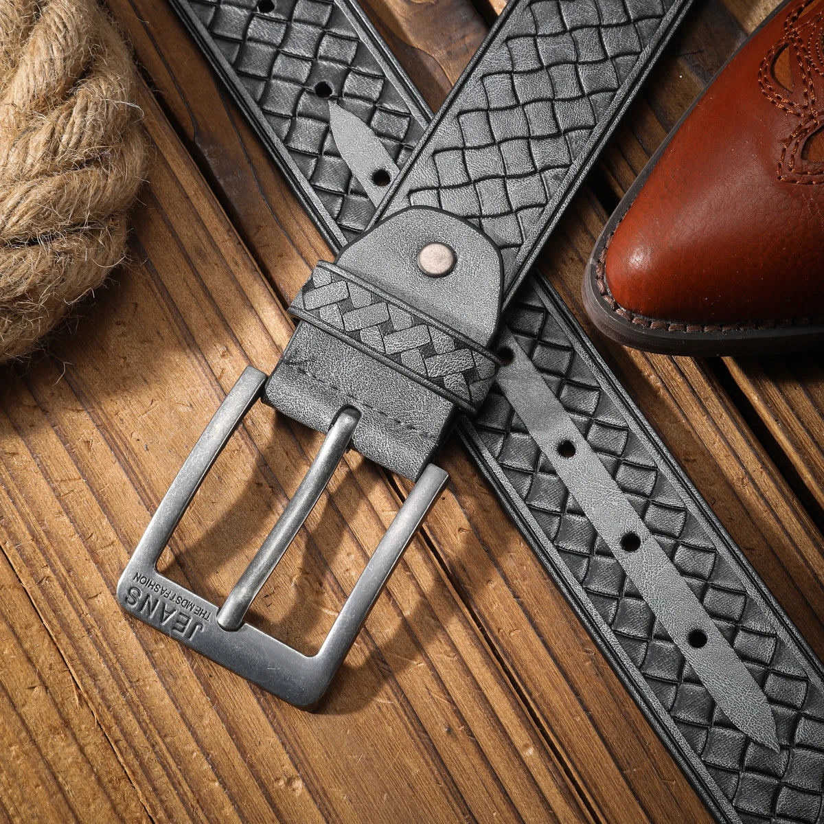 A classic retro PU material embossed belt metal plate buckle head men and women the same daily casual delivery punch nails