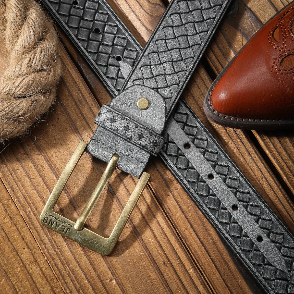 A classic retro PU material embossed belt metal plate buckle head men and women the same daily casual delivery punch nails